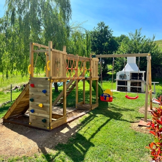 Aire de jeux en bois Fungoo Maxi Exposure avec toboggan, balançoires, pont et structure d'escalade