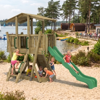 Parc de Jeux en Bois FunForte 3 pour Usage Public avec Toit, Toboggan HDPE, Mur d’Escalade et Bac à Sable