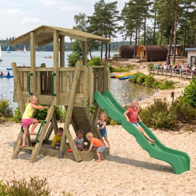 Parc de Jeux en Bois FunForte 3 pour Usage Public avec Toit, Toboggan HDPE, Mur d’Escalade et Bac à Sable
