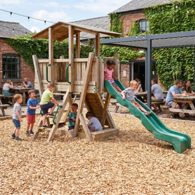 Parc de Jeux en Bois FunForte 3 pour Usage Public avec Toit, Toboggan HDPE, Mur d’Escalade et Bac à Sable