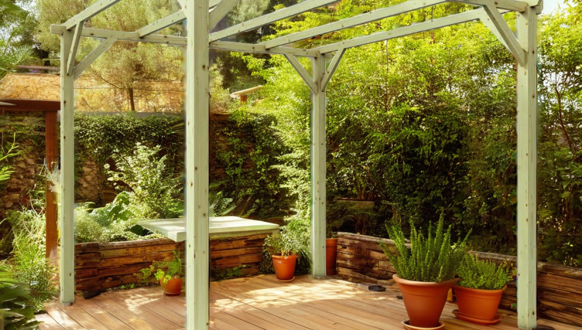 Aménager le jardin en automne : protéger le bois